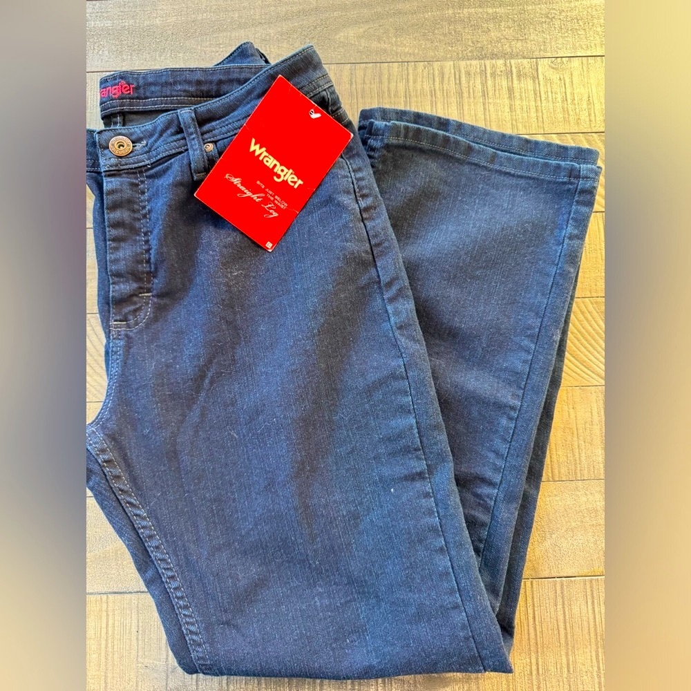 Wrangler Straight Leg Women’s Jeans Size 12P. Dark Wash (NWT)